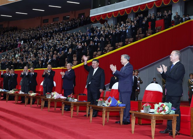 El secretario general del Partido del Trabajo de Corea y titular de la Comisión de Asuntos Estatales de Corea del Norte, Kim Jong Un; el secretario general del Partido Comunista de Vietnam, To Lam, y líderes de los países participan en el programa conmemorativo al 80 aniversario de la fundación del Partido del Trabajo de Corea. (Foto: VNA) El secretario general del Partido del Trabajo de Corea y titular de la Comisión de Asuntos Estatales de Corea del Norte, Kim Jong Un; el secretario general del Partido Comunista de Vietnam, To Lam, y líderes de los países participan en el programa conmemorativo al 80 aniversario de la fundación del Partido del Trabajo de Corea. (Foto: VNA)