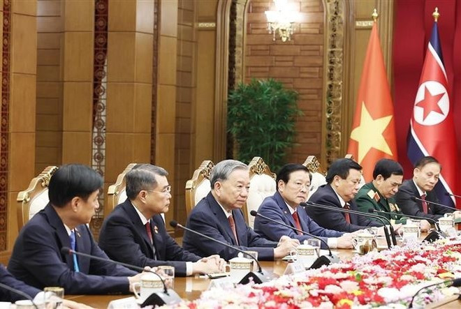 El secretario general To Lam y la delegación vietnamita de alto rango en las conversaciones con el secretario general del Partido del Trabajo de Corea y presidente de la Comisión de Asuntos Estatales del país, Kim Jong Un. (Foto: VNA) El secretario general To Lam y la delegación vietnamita de alto rango en las conversaciones con el secretario general del Partido del Trabajo de Corea y presidente de la Comisión de Asuntos Estatales del país, Kim Jong Un. (Foto: VNA)