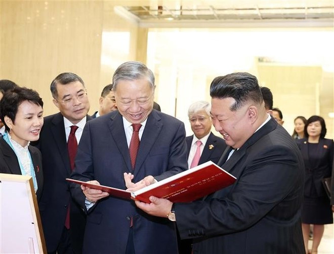 Tras las conversaciones, el secretario general To Lam entrega al secretario general del Partido del Trabajo de Corea y presidente de la Comisión de Asuntos Estatales del país, Kim Jong Un, un libro de fotografías titulado "La cálida amistad entre Vietnam y Corea del Norte". (Foto: VNA) Tras las conversaciones, el secretario general To Lam entrega al secretario general del Partido del Trabajo de Corea y presidente de la Comisión de Asuntos Estatales del país, Kim Jong Un, un libro de fotografías titulado "La cálida amistad entre Vietnam y Corea del Norte". (Foto: VNA)