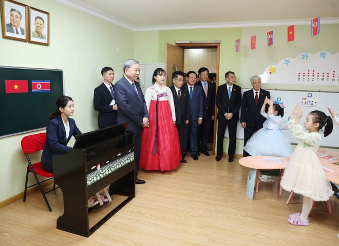 El secretario general del Partido Comunista de Vietnam, To Lam, visita el aula que lleva el nombre del Presidente Ho Chi Minh (Foto: VNA) El secretario general del Partido Comunista de Vietnam, To Lam, visita el aula que lleva el nombre del Presidente Ho Chi Minh (Foto: VNA)