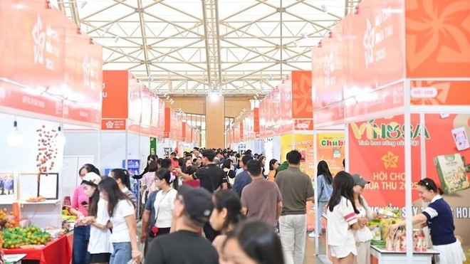 El espacio de exposición de la Feria de Otoño 2025 atrae a numerosos visitantes interesados en recorrer y comprar. (Foto: nhandan.vn) El espacio de exposición de la Feria de Otoño 2025 atrae a numerosos visitantes interesados en recorrer y comprar. (Foto: nhandan.vn)