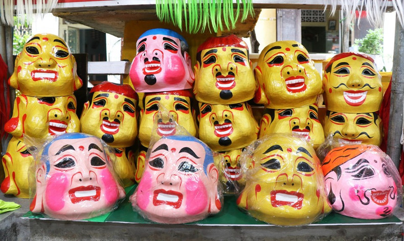 El rostro del Dios de la Tierra fue hecho a mano por Truong Nhu Rem, habitante residente en la calle de Tran Hung Dao, barrio de Phu Xuan, ciudad de Hue. El rostro del Dios de la Tierra fue hecho a mano por Truong Nhu Rem, habitante residente en la calle de Tran Hung Dao, barrio de Phu Xuan, ciudad de Hue.