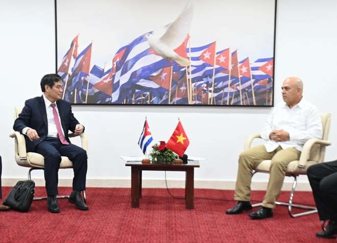 El subjefe de la Comisión de Propaganda y Movilización de Masas Phan Xuan Thuy y el miembro del Buró Político y secretario de Organización del Comité Central del Partido Comunista de Cuba, Roberto Morales Ojeda. (Foto: VNA) El subjefe de la Comisión de Propaganda y Movilización de Masas Phan Xuan Thuy y el miembro del Buró Político y secretario de Organización del Comité Central del Partido Comunista de Cuba, Roberto Morales Ojeda. (Foto: VNA)
