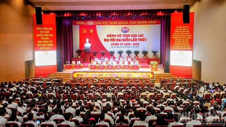 En la clausura de la primera Asamblea del Comité del Partido Comunista de Vietnam en la provincia de Gia Lai, mandato 2025-2030. (Foto: Nhan Dan) En la clausura de la primera Asamblea del Comité del Partido Comunista de Vietnam en la provincia de Gia Lai, mandato 2025-2030. (Foto: Nhan Dan)