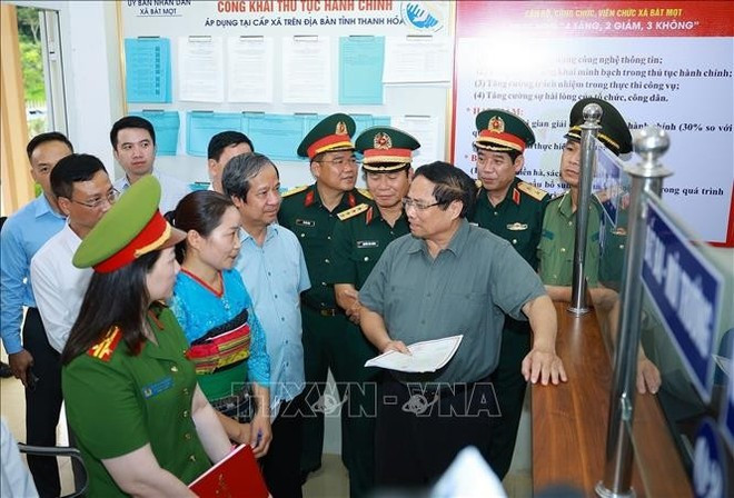 El primer ministro de Vietnam, Pham Minh Chinh, inspecciona el trabajo en el centro de servicios administrativos públicos de la comuna de Bat Mot, provincia de Thanh Hoa. (Foto: VNA)