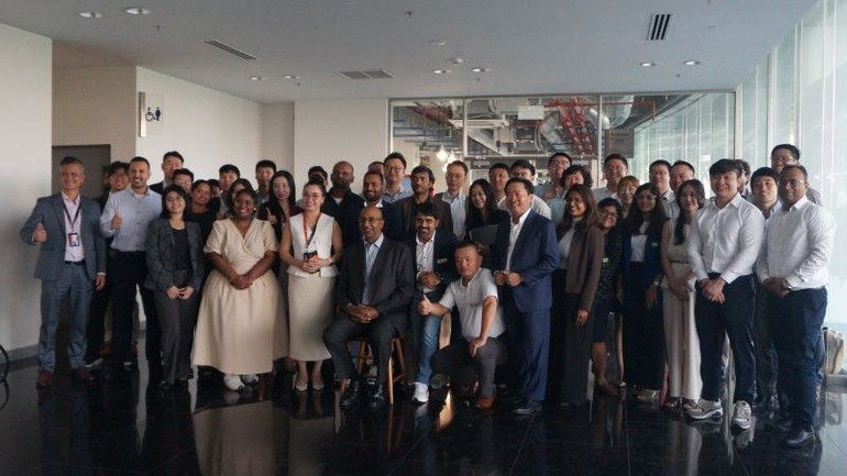 La delegación se toma una foto con los líderes de Arobid. La delegación se toma una foto con los líderes de Arobid.