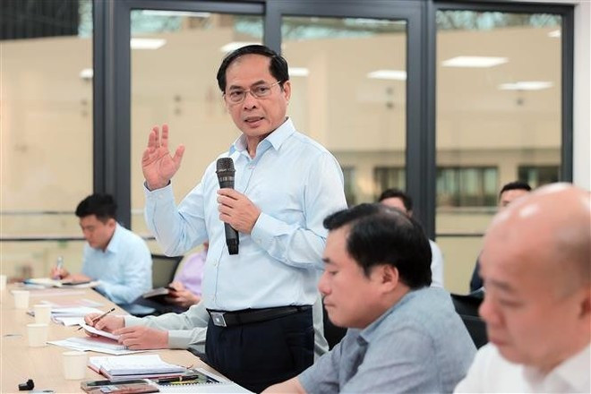 El viceprimer ministro vietnamita Bui Thanh Son traza orientaciones para garantizar la organización de la feria (Foto: VNA) El viceprimer ministro vietnamita Bui Thanh Son traza orientaciones para garantizar la organización de la feria (Foto: VNA)