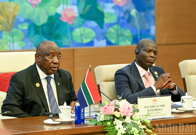 El presidente de Sudáfrica, Matamela Cyril Ramaphosa, en la conversación oficial con el titular de la Asamblea Nacional de Vietnam, Tran Thanh Man. (Foto: Nhan Dan) El presidente de Sudáfrica, Matamela Cyril Ramaphosa, en la conversación oficial con el titular de la Asamblea Nacional de Vietnam, Tran Thanh Man. (Foto: Nhan Dan)