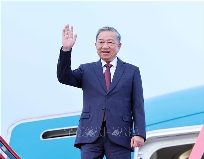El secretario general del PCV, To Lam, llega a Pyongyang para iniciar su visita de Estado a Corea del Norte y asistir a la ceremonia conmemorativa del 80.º aniversario de la fundación del Partido del Trabajo de Corea. (Foto: VNA) El secretario general del PCV, To Lam, llega a Pyongyang para iniciar su visita de Estado a Corea del Norte y asistir a la ceremonia conmemorativa del 80.º aniversario de la fundación del Partido del Trabajo de Corea. (Foto: VNA)