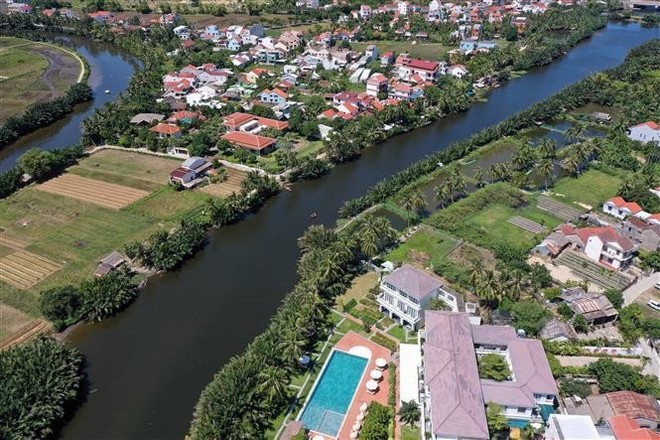 Canales y arroyos con cocoteros creciendo en ambas orillas recorren áreas residenciales. (Foto: VNA) Canales y arroyos con cocoteros creciendo en ambas orillas recorren áreas residenciales. (Foto: VNA)