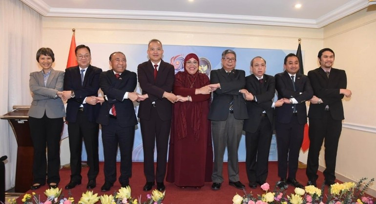 Los embajadores y representantes de los países de la Asean en Kuwait se toman una foto de recuerdo. (Foto: Embajada de Vietnam en Kuwait) Los embajadores y representantes de los países de la Asean en Kuwait se toman una foto de recuerdo. (Foto: Embajada de Vietnam en Kuwait)