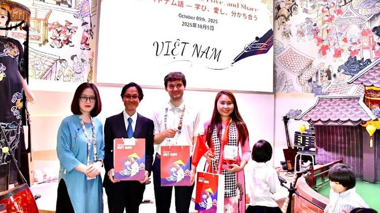 Invitados al programa de intercambio y aprendizaje del idioma vietnamita. Invitados al programa de intercambio y aprendizaje del idioma vietnamita.
