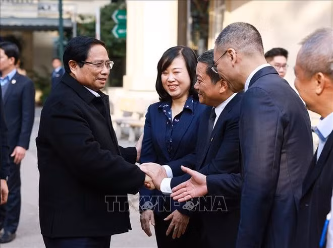 El primer ministro vietnamita, Pham Minh Chinh, visita el Hospital Nacional de Pulmón. (Fotografía: VNA)