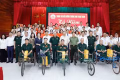 El secretario general del Partido Comunista y presidente de Vietnam, To Lam, junto con representantes y veteranos de guerra en el Centro de Rehabilitación para Inválidos de Guerra de Thuan Thanh. (Foto: VNA)