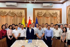 El embajador de Vietnam en Myanmar, Nguyen Anh Duc, y representantes de la comunidad empresarial vietnamita. (Foto: Embajada de Vietnam en Myanmar)