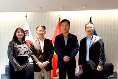 El embajador Vu Ho (segundo por la derecha) posa para una foto con dirigentes de la Fundación Sunfull. (Foto: Cortesía de la Embajada de Vietnam en Corea del Sur)
