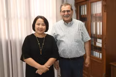 La embajadora de Vietnam en Grecia, Pham Thi Thu Huong, se reúne con el alcalde de Patras, Kostas Peletidis. (Foto: Embajada de Vietnam en Grecia)