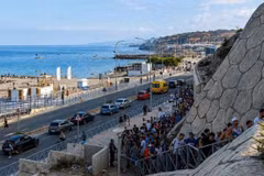 Migrantes cruzan la frontera de Ceuta, enclave español en el norte de África, el 30 de julio de 2026. (Foto: Xinhua)