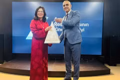 Rashad Azizov, director general de la Agencia de Cine de Azerbaiyán, entrega un recuerdo a la delegación del Instituto de Cine de Vietnam. (Foto: Nhan Dan)