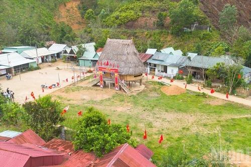 La casa tradicional Guol de la aldea R’Cung, comuna de Avuong, es elegida como centro de votación.