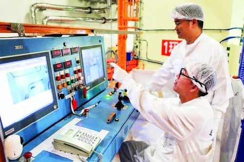 Los ingenieros operan en una central nuclear en Guangdong, China. (Foto: Xinhua)