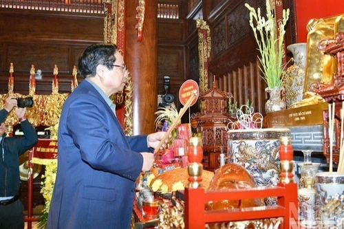 El primer ministro de Vietnam, Pham Minh Chinh, ofrece incienso en memoria del Presidente Ho Chi Minh. (Foto: VNA)