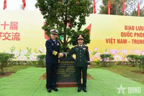 El ministro de Defensa de Vietnam, Phan Van Giang, y su homólogo chino, Dong Jun. (Foto: qdnd.vn)