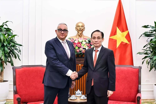 El ministro de Relaciones Exteriores de Vietnam, Le Hoai Trung (derecha), recibe al comisario de la UE para Asociaciones Internacionales, Jozef Síkela. (Foto: baoquocte.vn)