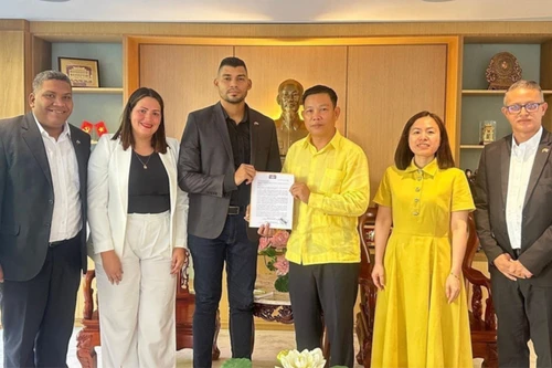 El embajador de Vietnam en Venezuela, Vu Trung My, recibe a dirigentes del Partido ENAMORATE para felicitar el éxito del XIV Congreso. Foto: Embajada de Vietnam en Venezuela