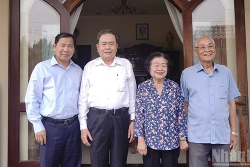 El presidente de la Asamblea Nacional (Parlamento) de Vietnam, Tran Thanh Man, visita la familia de Truong My Hoa, exvicepresidenta de la República y de la Asamblea Nacional. (Foto: Nhan Dan)