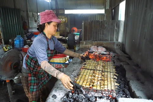 Preservan el arte tradicional de asar pescado en provincia de Nghe An