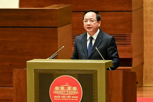 El miembro del Buró Político, secretario del Comité Central del PCV y jefe de la Comisión de Propaganda y Movilización de Masas del Comité Central del PCV, Trinh Van Quyet, interviene en el evento.