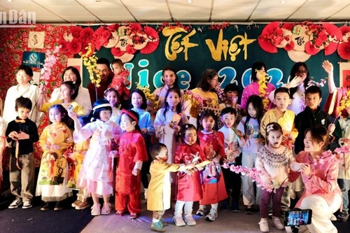 [Foto] Comunidad vietnamita en ciudad francesa da la bienvenida al Año Nuevo Lunar 