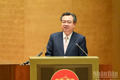 El miembro del Buró Político, secretario del Comité Central del PCV y jefe de la Comisión de Políticas y Estrategias del Comité Central del PCV, Nguyen Thanh Nghi, habla en la cita.