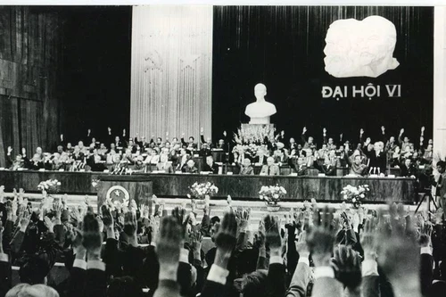 El VI Congreso del PCV delinea la política de la Renovación de Vietnam, un punto crucial en la construcción del socialismo. Foto: VNA