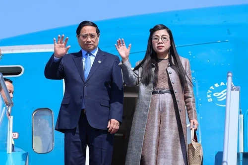 El primer ministro Pham Minh Chinh y su esposa llegan al Aeropuerto Internacional Noi Bai. (Foto: baochinhphu)