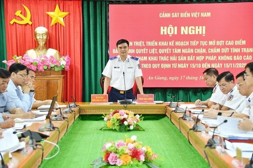 El general de brigada Vu Trung Kien, subcomandante encargado de asuntos jurídicos de la Guardia Costera de Vietnam, en la conferencia. (Foto: VNA)