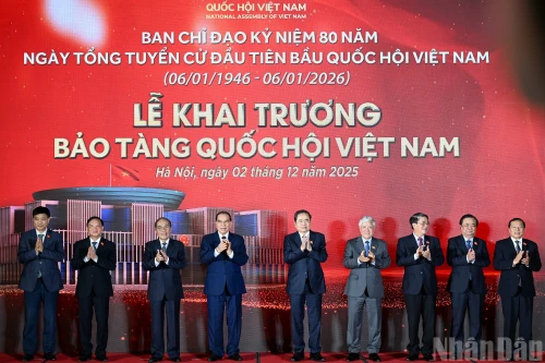 El presidente de la Asamblea Nacional Tran Thanh Man, junto con anteriores y actuales dirigentes del Partido y el Estado, y otros delegados, participan en la ceremonia inaugural del Museo de la Asamblea Nacional de Vietnam.