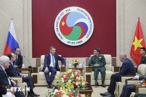 El director del Centro Tropical Vietnam-Rusia, Dang Hong Trien, recibe al vicepresidente primero del Consejo de la Federación de Rusia, Andrey Vladimirovich Yatskin. (Foto: VNA)