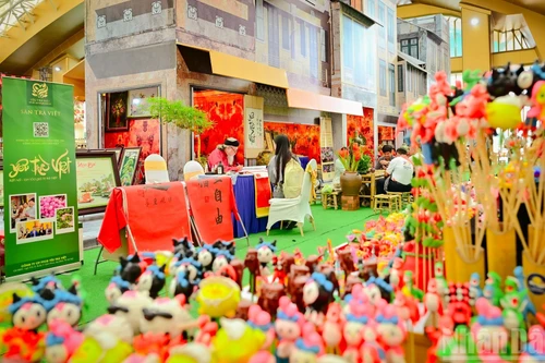 Un espacio cultural en la Feria de Otoño 2025 (Foto: Nhan Dan)