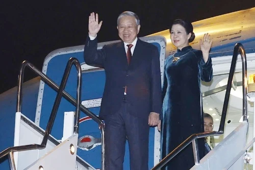El secretario general del Partido Comunista de Vietnam, To Lam, y su esposa Ngo Phuong Ly, concluyen con éxito su visita de Estado a Laos. (Foto: VNA)