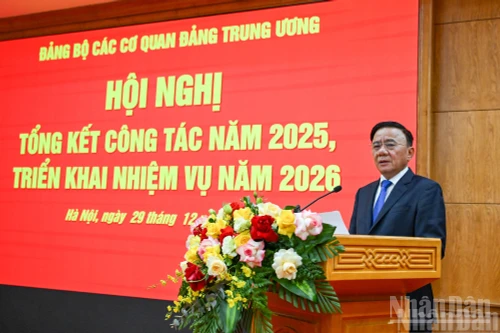 El miembro del Buró Político y miembro permanente del Secretariado del Comité Central del PCV, Tran Cam Tu, habla en la cita. (Foto: Nhan Dan)