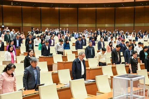 Diputados de la Asamblea Nacional guardan un minuto de silencio en memoria de las víctimas de desastres naturales e inundaciones. (Foto: Nhan Dan)