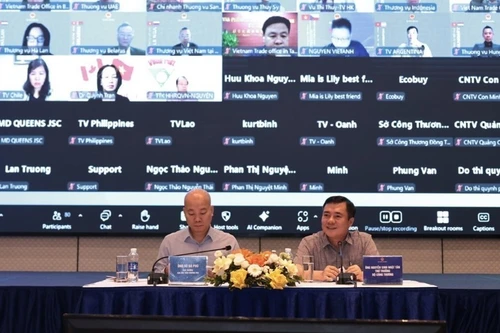 El viceministro de Industria y Comercio, Nguyen Sinh Nhat Tan (derecha), preside la conferencia. (Foto: VNA)