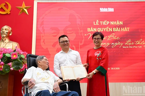 [Foto] Periódico Nhan Dan recibe el manuscrito y los derechos de autor de canción sobre Ho Chi Minh