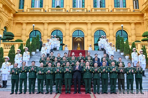 [Foto] Presidente de Vietnam entrega decisiones de ascender al rango de teniente general a oficiales militares