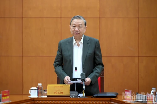El secretario general del PCV, To Lam, habla en la reunión. (Foto: Nhan Dan)