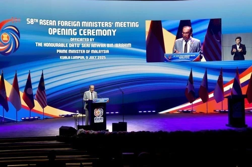El primer ministro de Malasia, Anwar Ibrahim, habla en la ceremonia inaugural de la 58ª Reunión de Ministros de Relaciones Exteriores de la Asean. (Foto: Ministerio de Relaciones Exteriores de Vietnam)