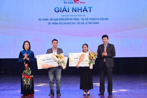 Entregan primeros premios a los ganadores.