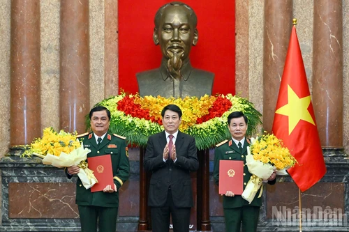 El presidente vietnamita, Luong Cuong, entrega las decisiones a Do Xuan Tung y Do Van Banh. (Foto: Nhan Dan)